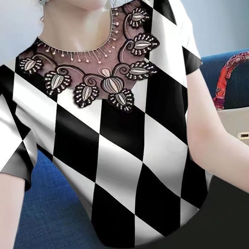 Top women's 2024 summer new Korean striped short-sleeved lace round neck fashion printed T-shirt beautiful shirt.