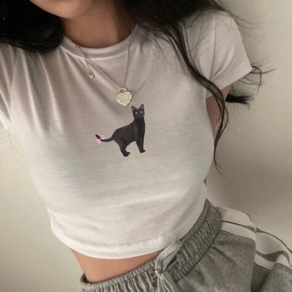 Shoulder length short sleeved t-shirt for women's 2024 summer new design sense, niche pleated slim fit short sweet and spicy top