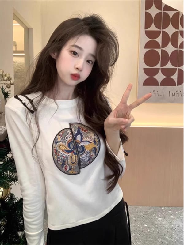 New Chinese Style White Long Sleeved T-shirt 2024 Women's Spring Design with Embroidered Patchwork Button Round Neck Top
